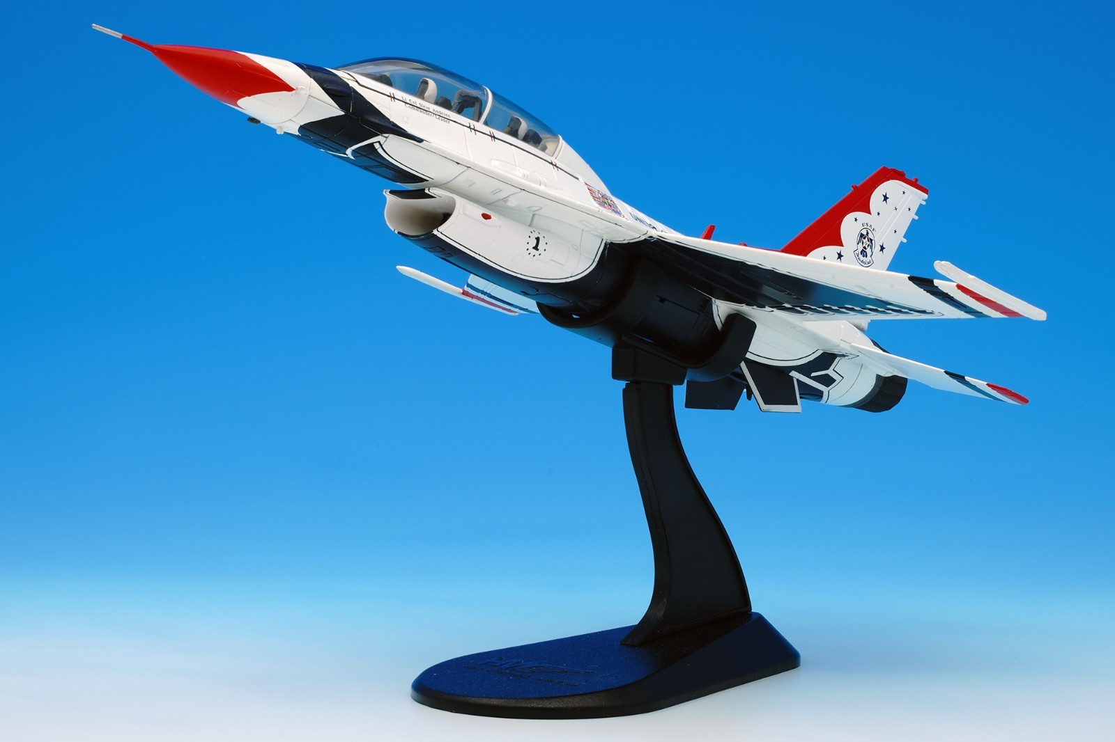 Hobby Master Lockheed F-16D Fighting Falcon US Air Force Thunderbirds #1, HA3805