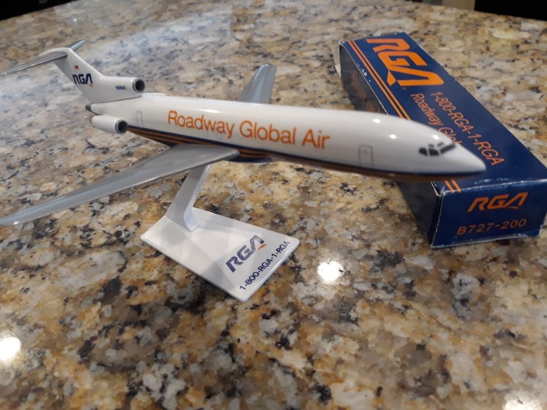 RGA Roadway Global Air Cargo Jet, plastic model airplane B 727 – 200 with stand