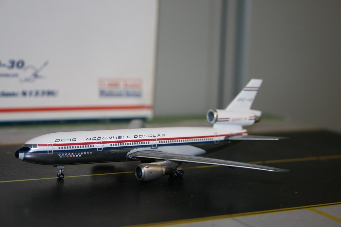 Phoenix 1:400 McDonnell Douglas DC-10-30 N1339U (10234) Model Plane