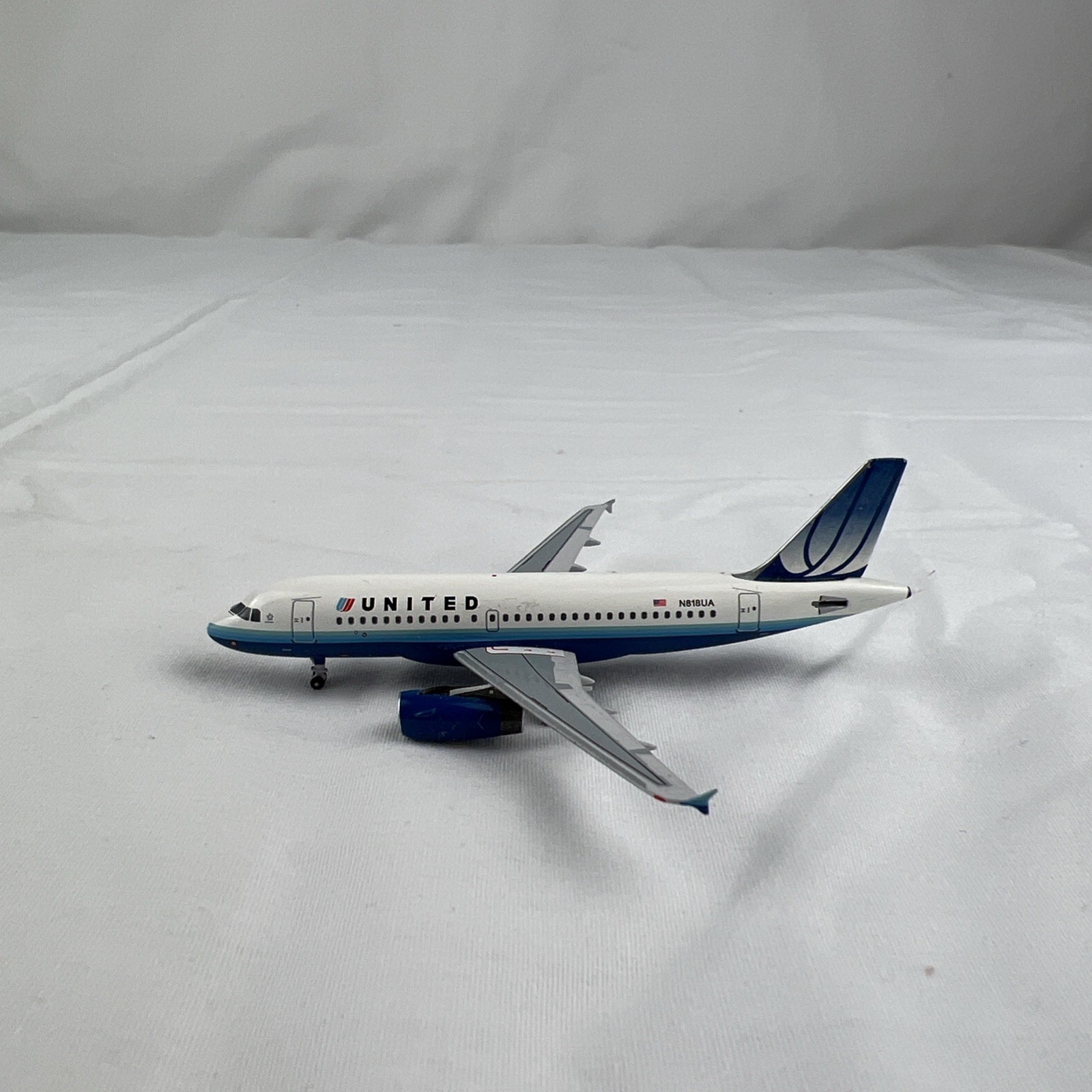 1:400 Airbus A319-100 United Airlines N818UA Blue Tulip AeroClassics/DAMAGED