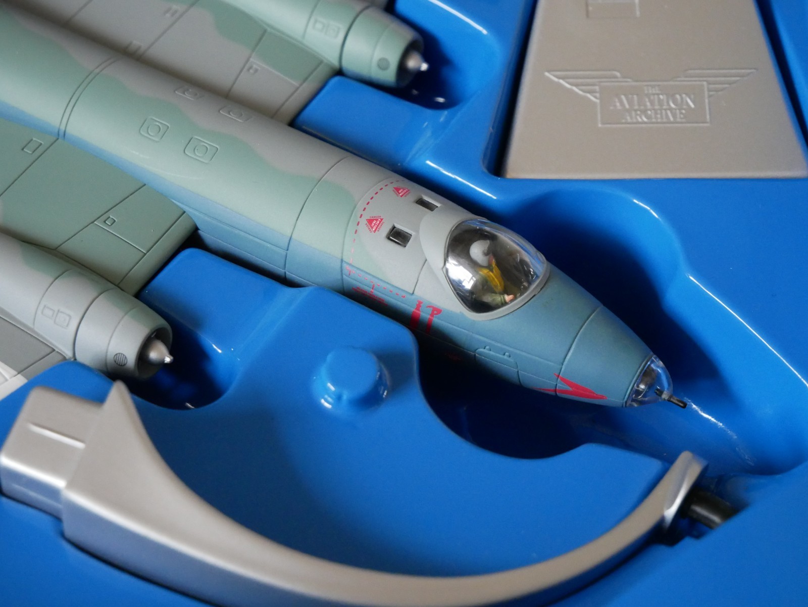 Corgi Aviation English Electric Canberra B.Mk2 10 Sqn RAF WH640 1:72 AA34701