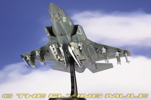 Hobby Master 1:72 F-35B Lightning II USMC VMFA-242 Bats Beast Mode