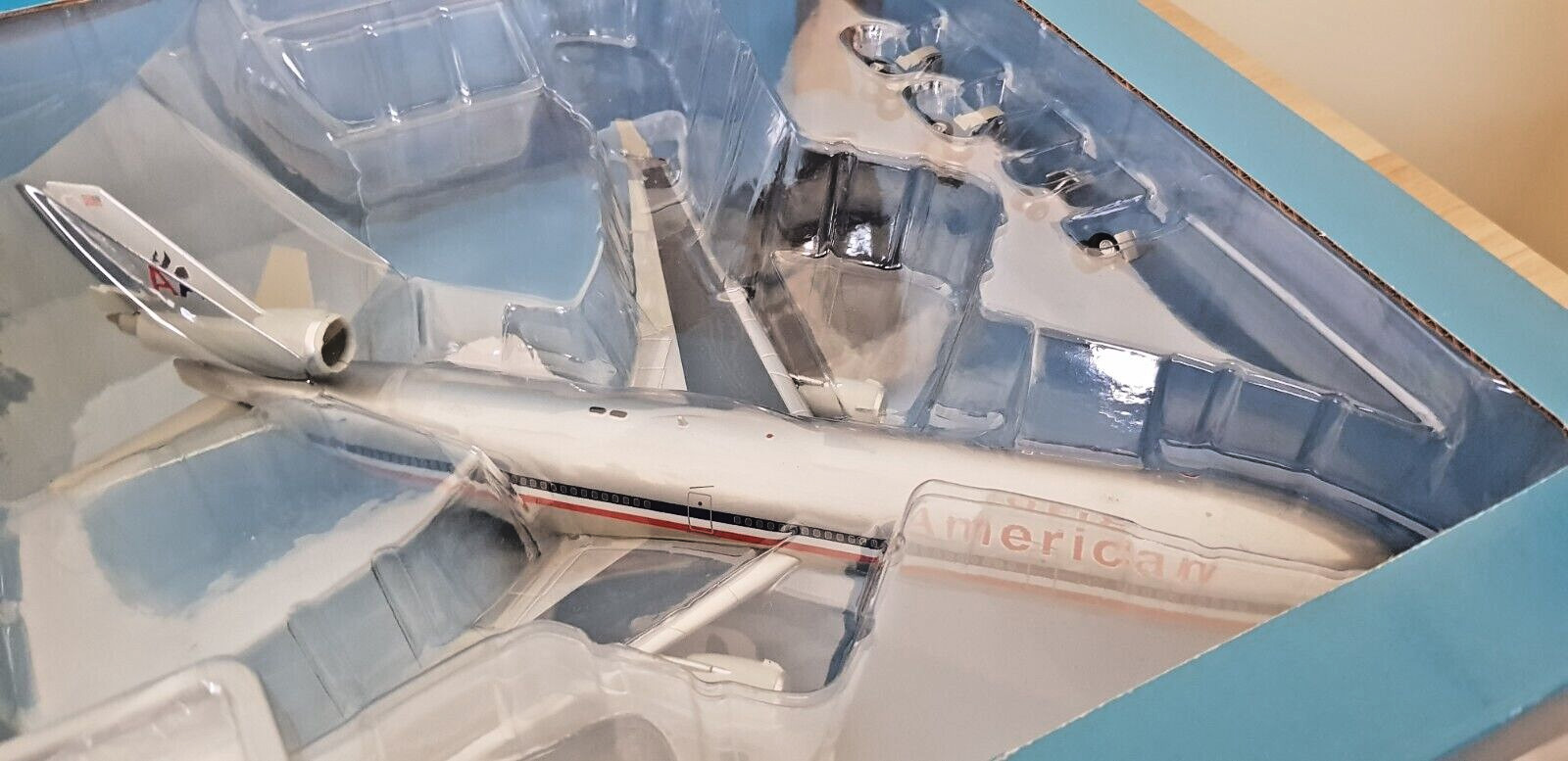 Hobby Master 1/200 HL1201 McDonnell Douglas MD-11 American Airlines, N1758B