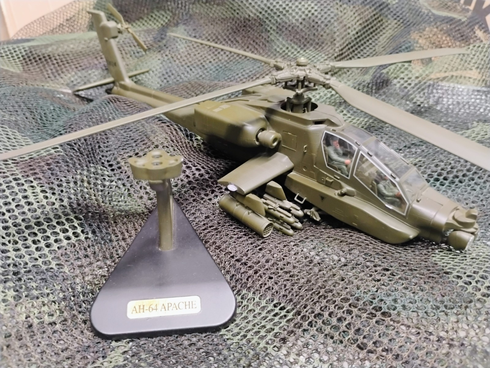 AH-64D Longbow Apache US Army Attack Helicopter 12″ Diecast Model RNLAF w Stand