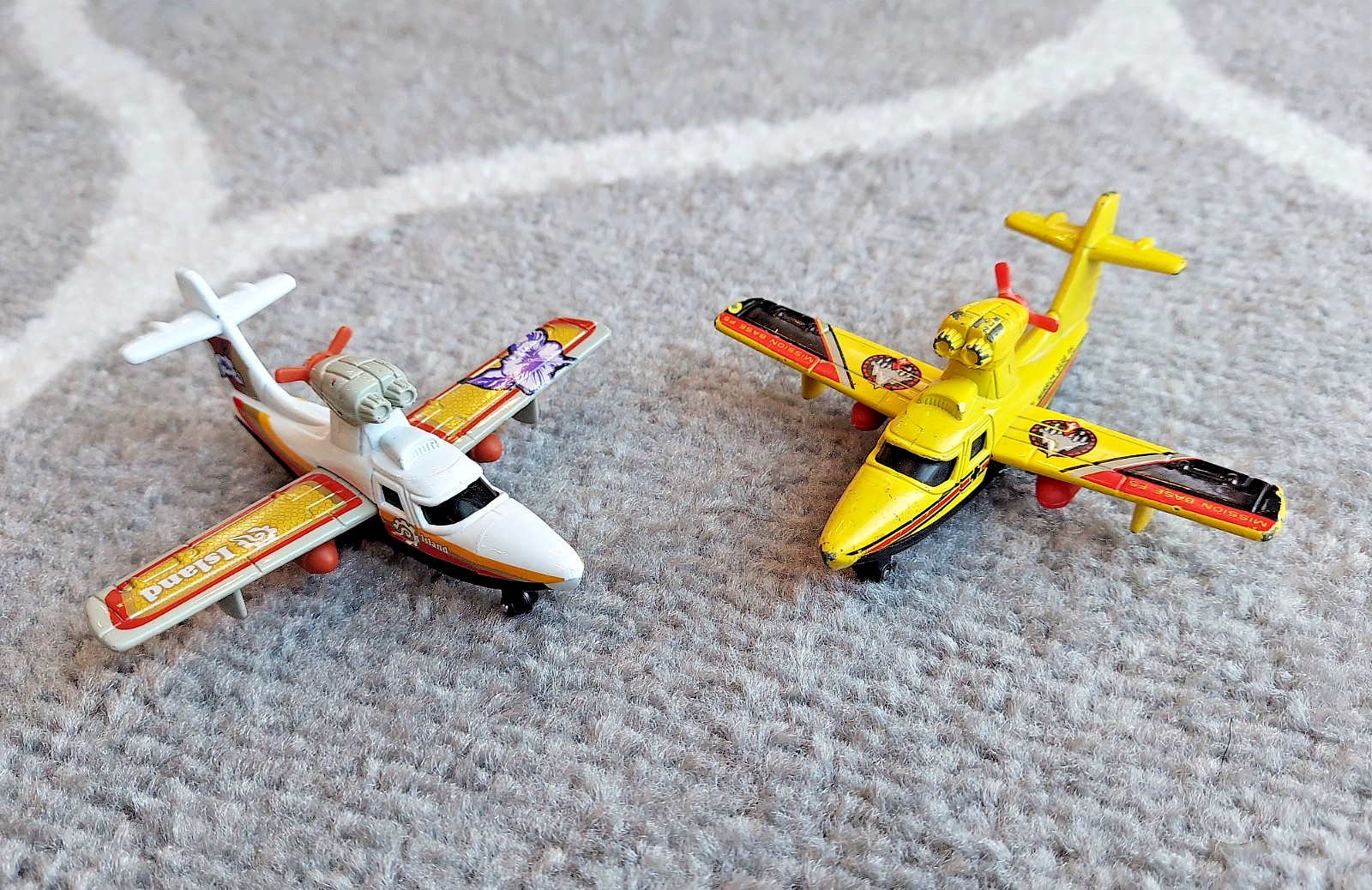 2 Matchbox Sky Busters Search Planes Island Flower White Mission Base F5 Yellow