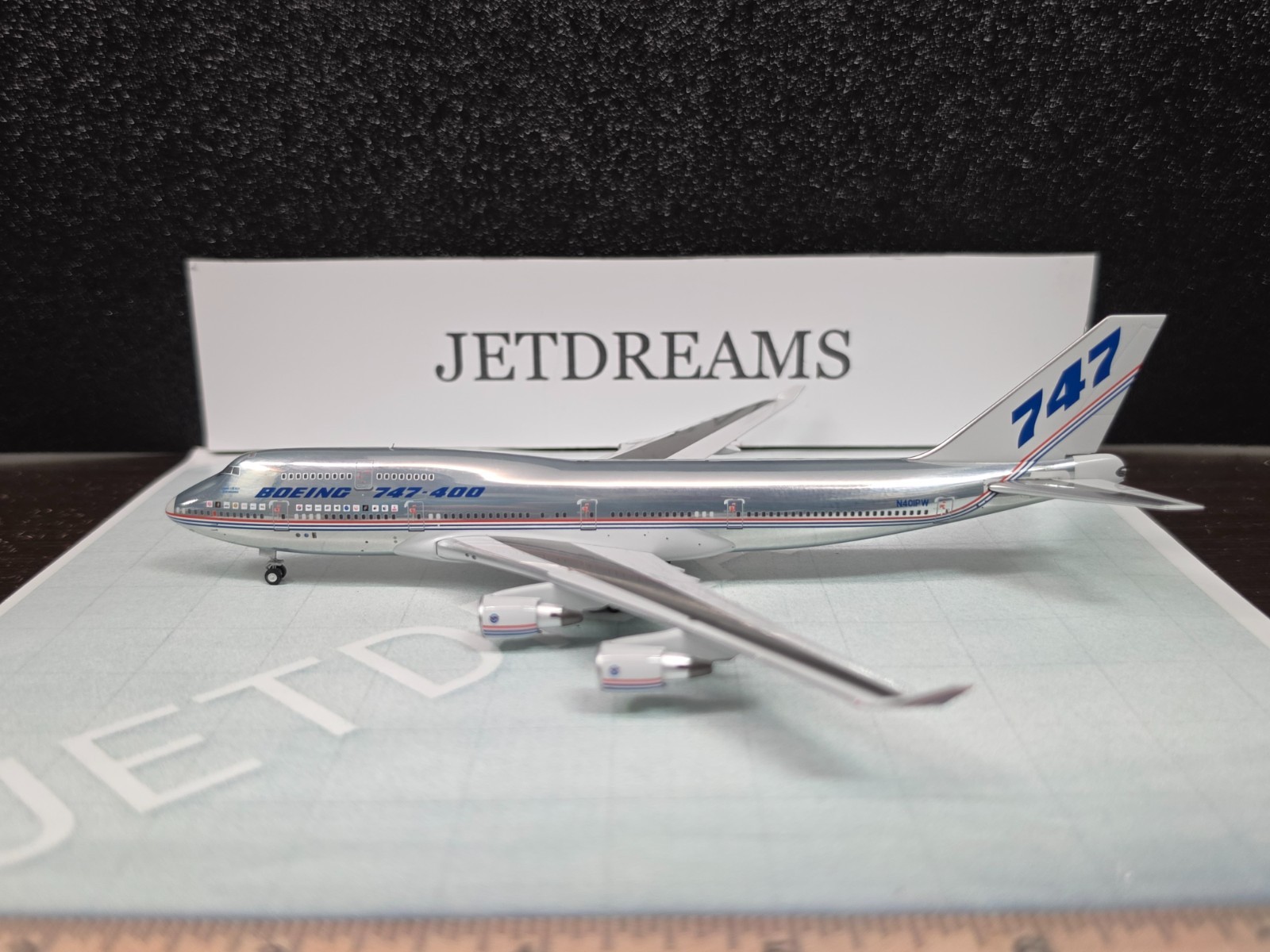 1/400 BOEING AIRCRAFT COMPANY 747-400 ROLLOUT HOUSE COLORS W/LOGOS N401PW NG