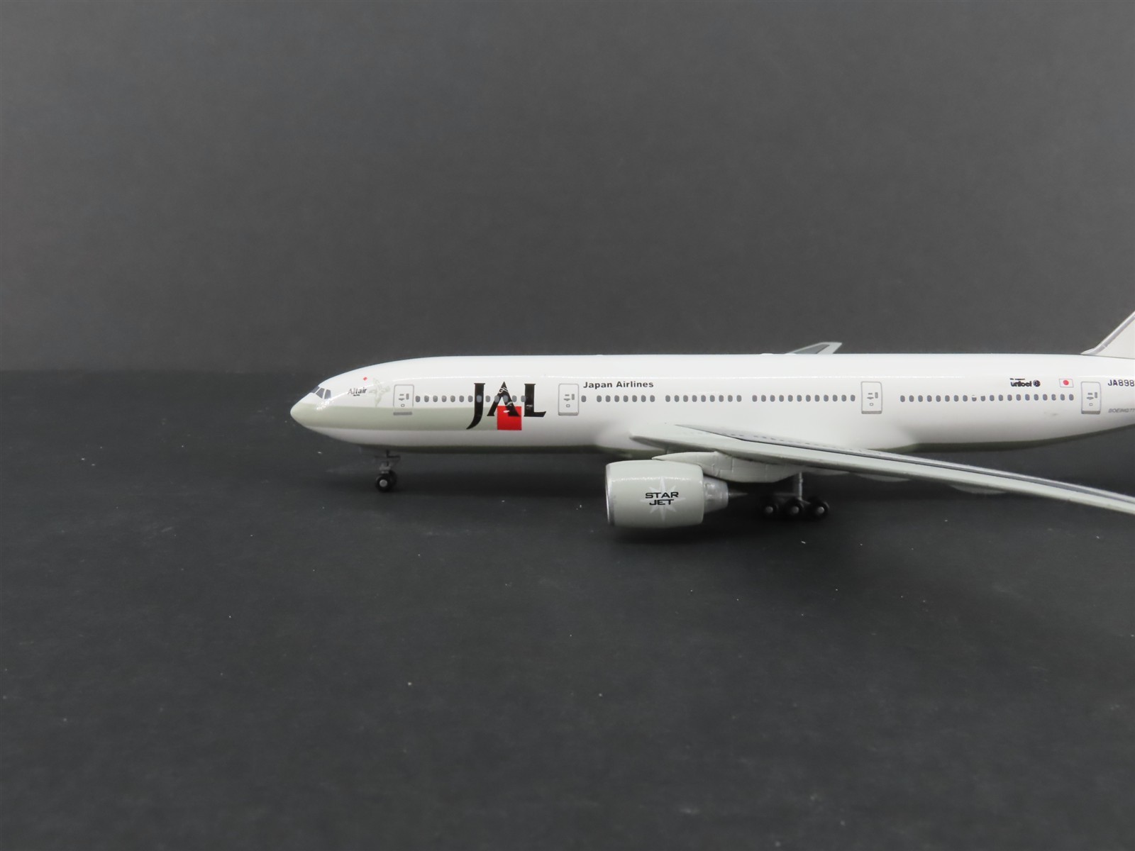 1:400 Hasegawa 61406 Die-Cast JAL Japan Airlines Boeing 777-200 Aircraft JA8983