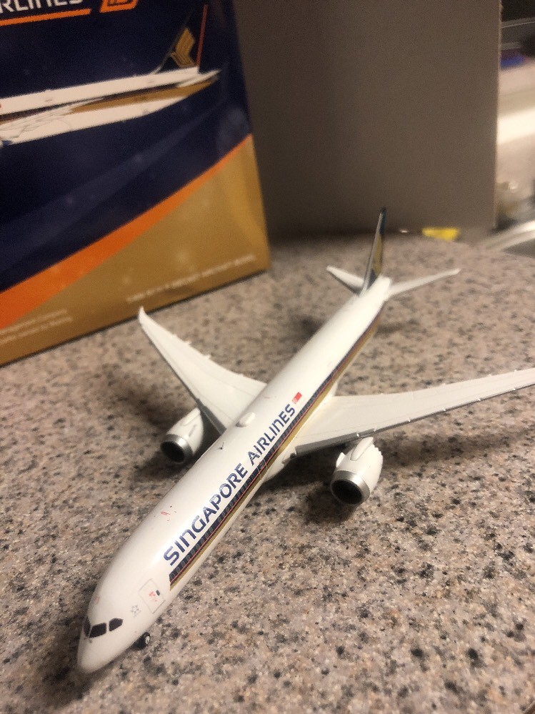 JC Wings 1:400 scale diecast model Singapore B 787-10 Commercial Airliner 9V-SCB