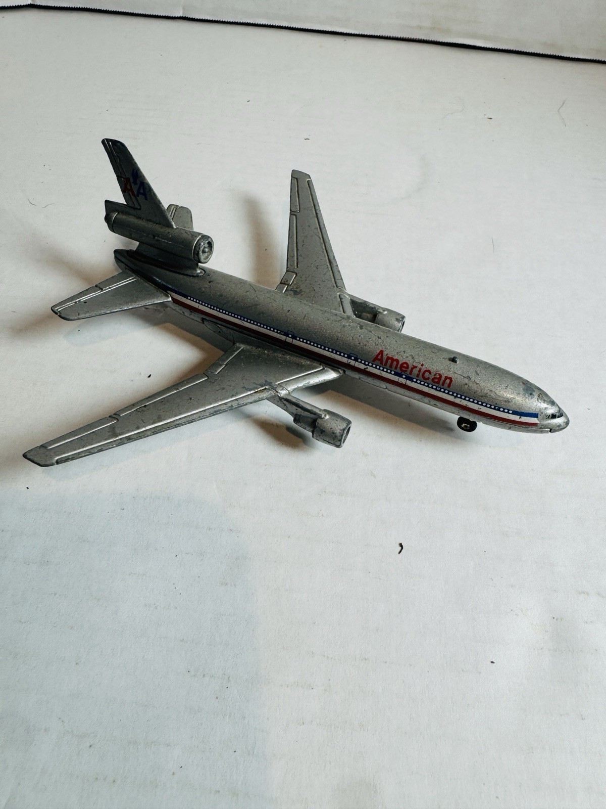 ERTL AMERICAN AIRLINES – DC-10 – No. 2394 -China 1987 – Silver