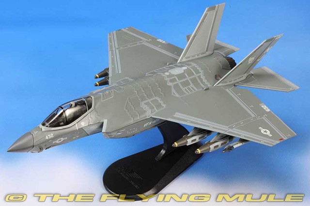Hobby Master 1:72 F-35C Lightning II USN VFA-125 Rough Raiders NJ432