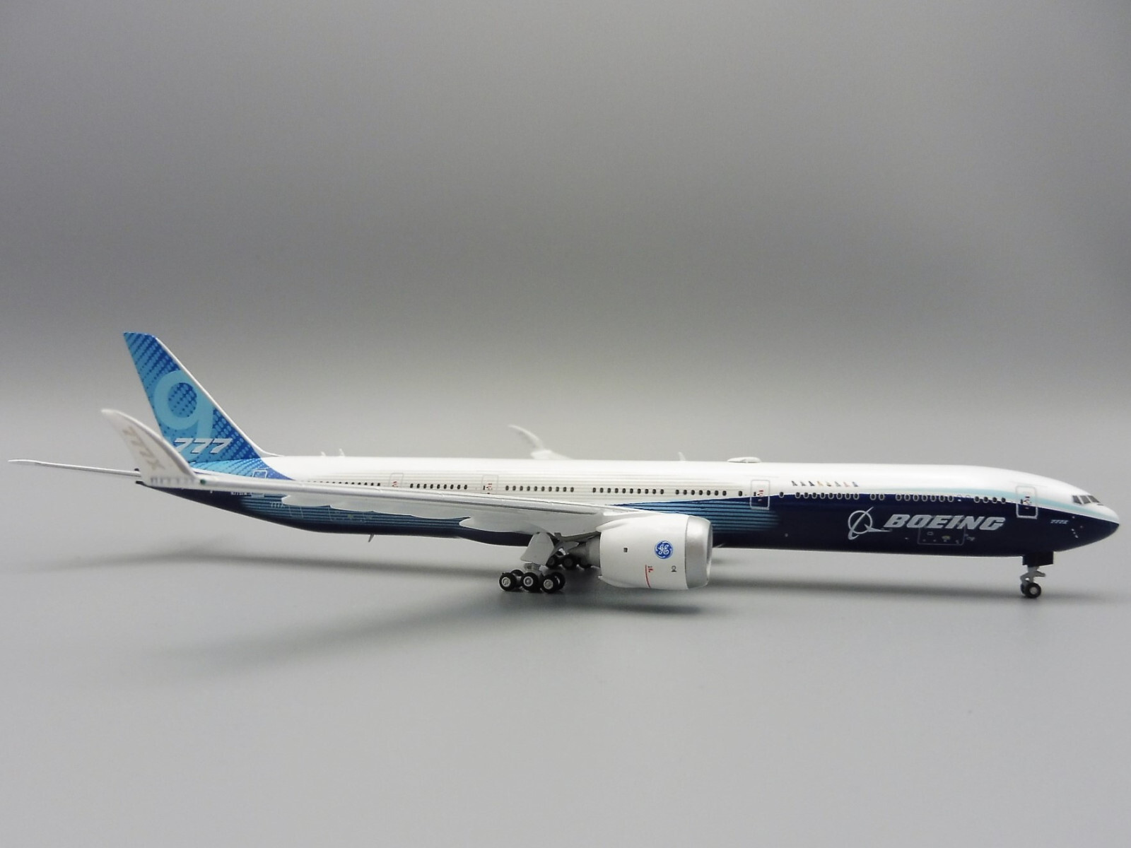 Boeing 777-9 House Colours 1/400 JC Wings LH4160X 777 Folded Wingtips N779XW