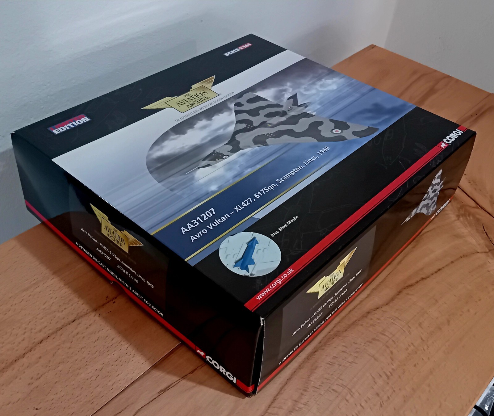 Corgi Aviation AA31207 Avro Vulcan XL427 617 Sqn Scampton Lincs 1969 1:144 Scale