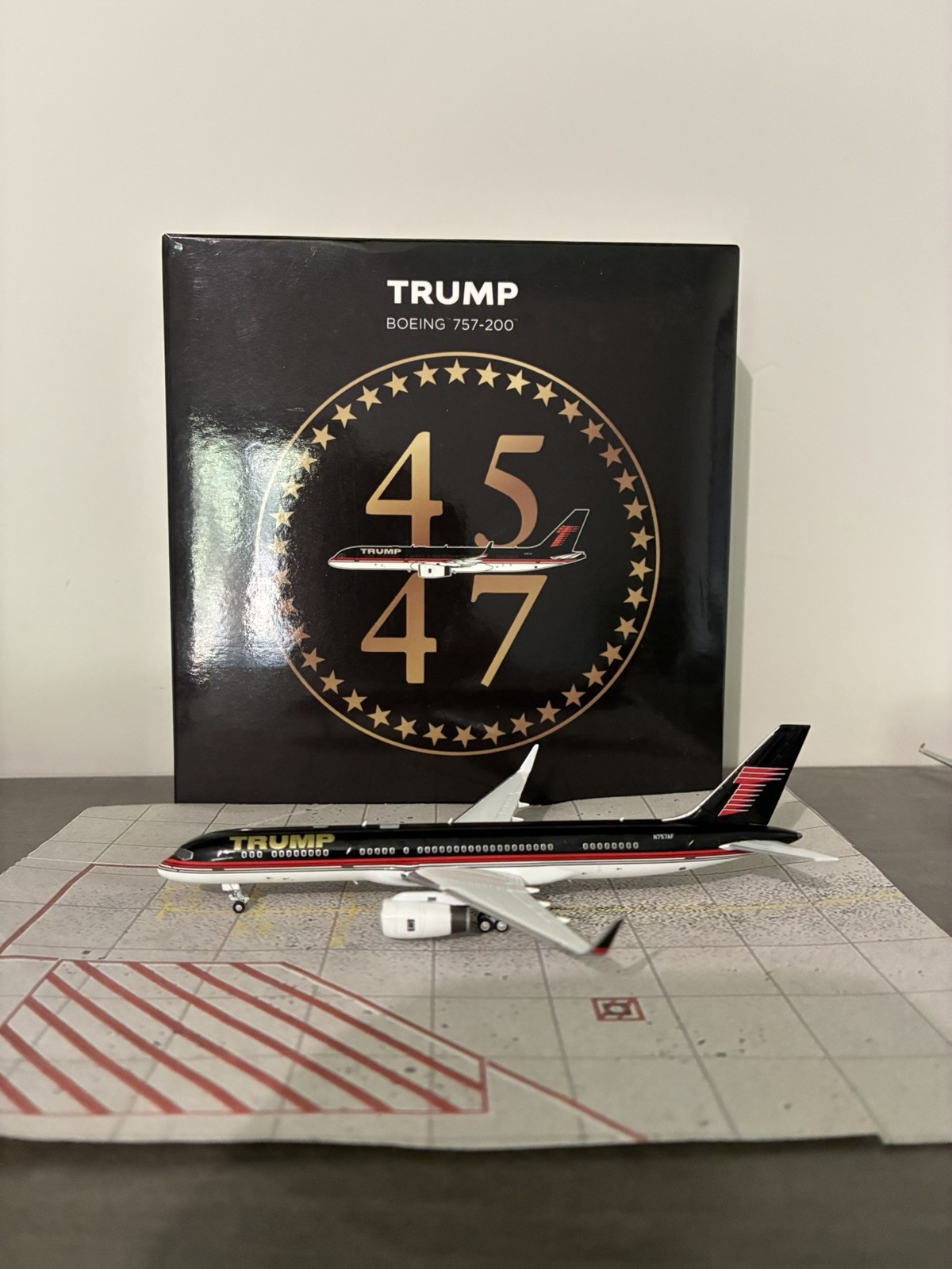 1/400 NG Models Trump 757-200 Old Livery
