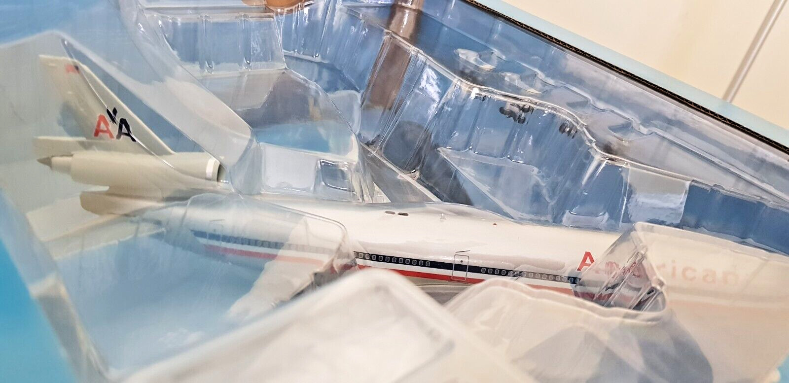 Hobby Master 1/200 HL1201 McDonnell Douglas MD-11 American Airlines, N1758B
