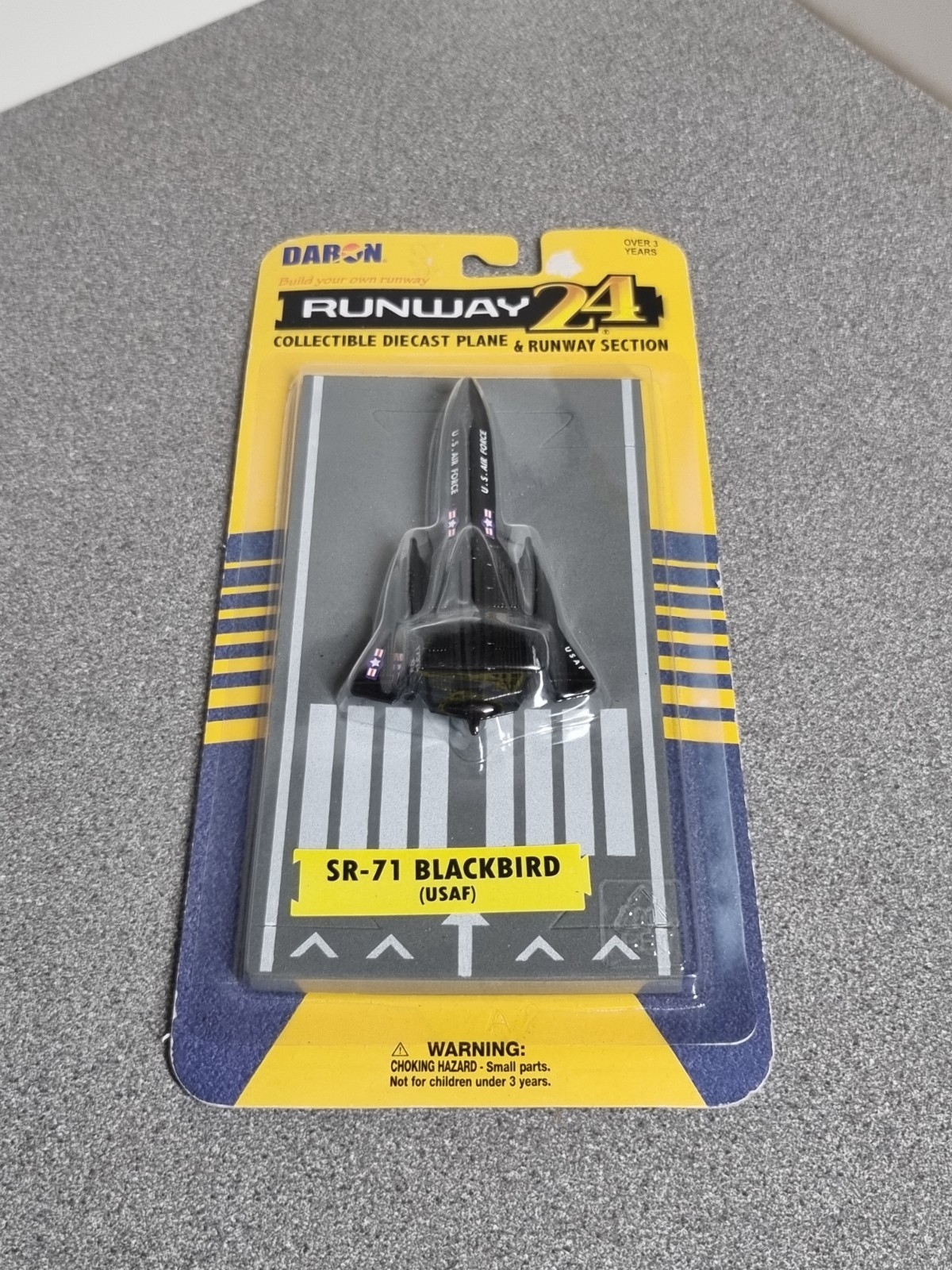 Daron Runway 24 Diecast SR-71 Blackbird (USAF) & Runway Section Sealed
