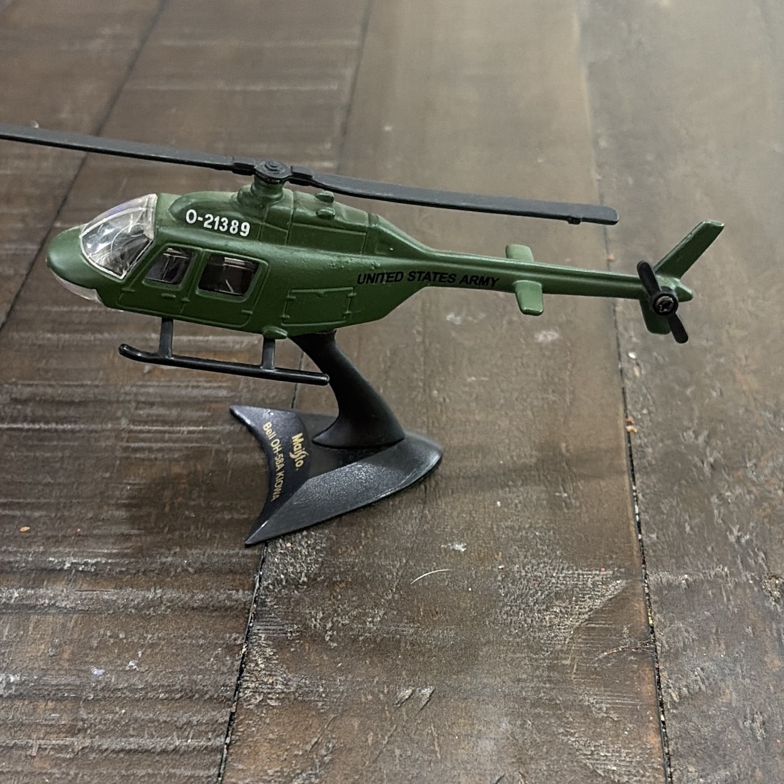 Maisto Bell OH-58A Kiowa Diecast Military Helicopter Model w/ Stand 1:87