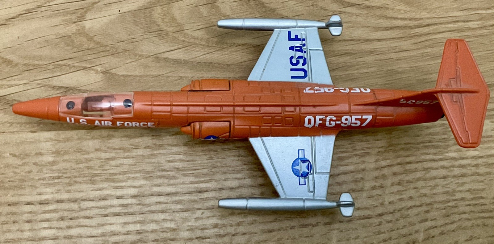 Maisto Toy Diecast Model Aircraft 1:130 Lockheed Starfighter F104 USAF Orange