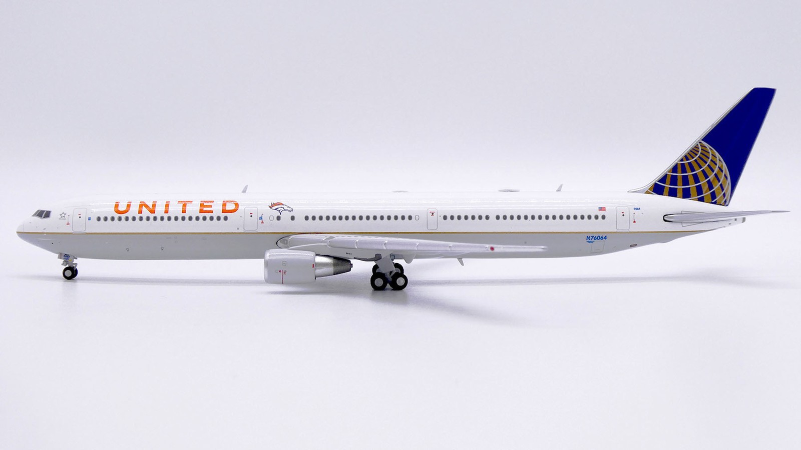 United Boeing 767-400ER N76064 Denver Broncos JC Wings LH4367 1:400 Model