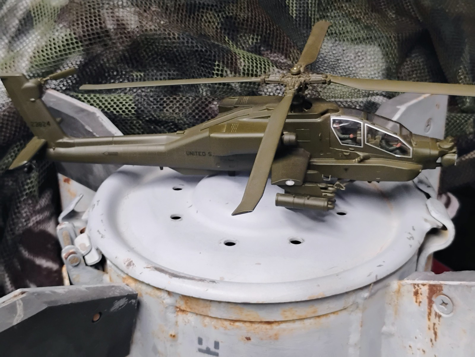 AH-64D Longbow Apache US Army Attack Helicopter 12″ Diecast Model RNLAF w Stand