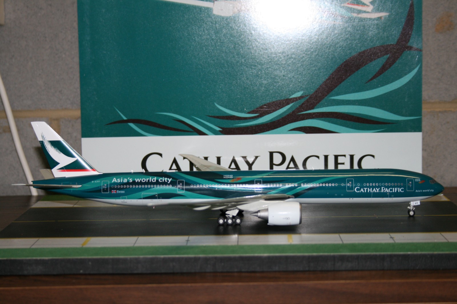 JC Wings 1:200 Cathay Pacific Boeing 777-300ER B-KPF (XX2751) Asia’s World City
