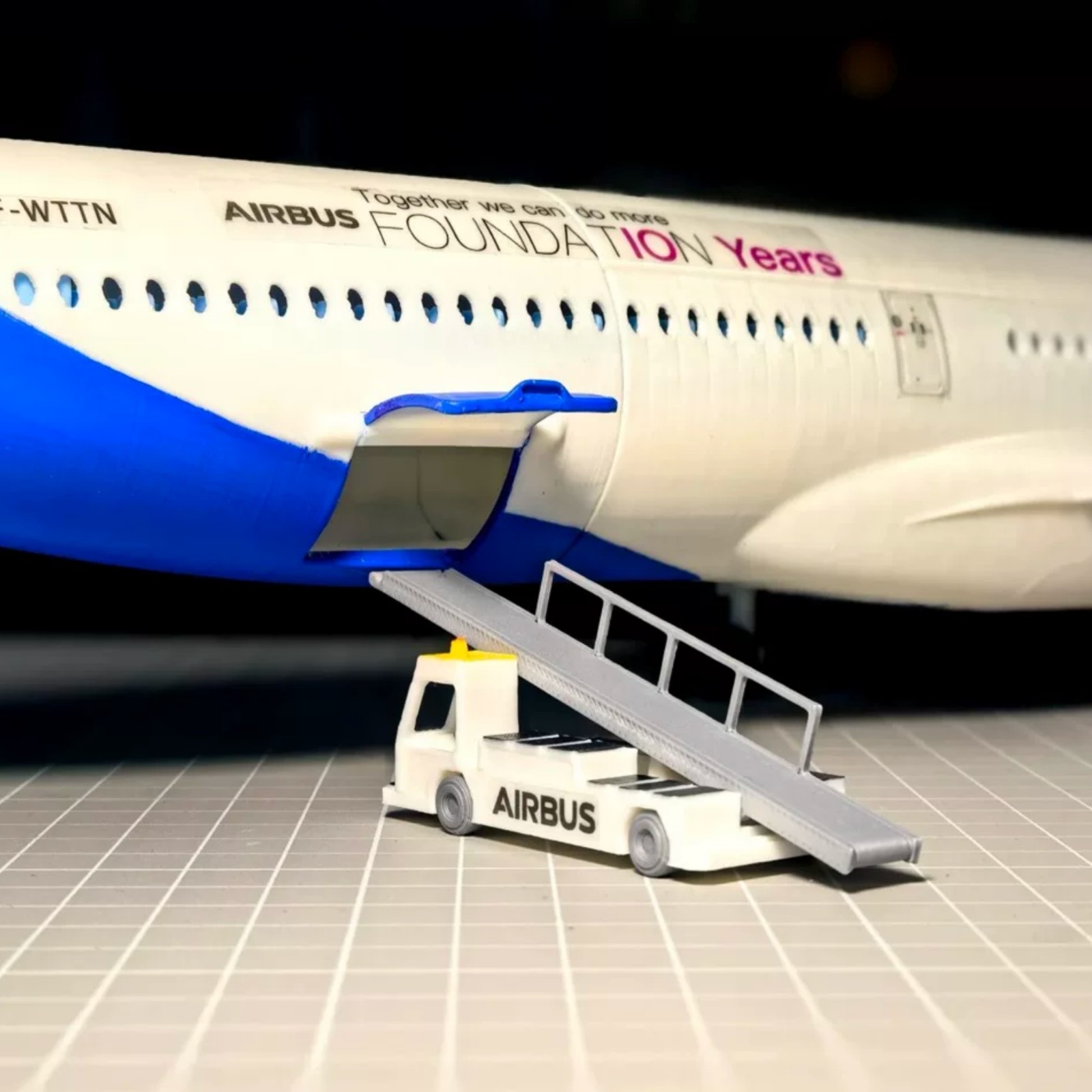 1/100 Airport Accessories Model Unassembled Passenger Stairs+Tugs+Luggage Cart