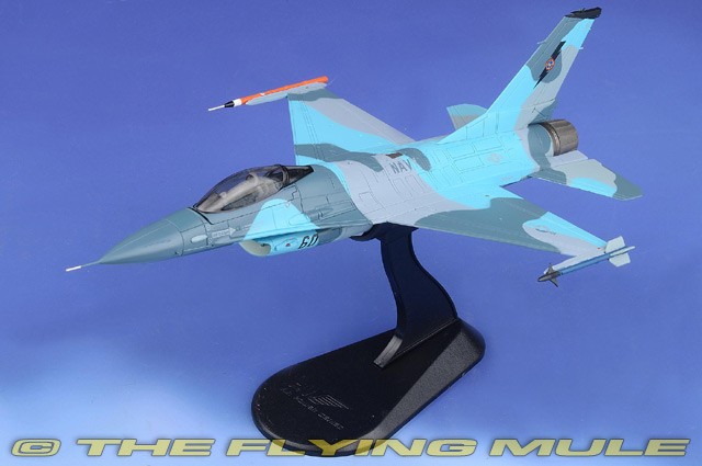 Hobby Master 1:72 F-16A Fighting Falcon USN NSAWC Black 60