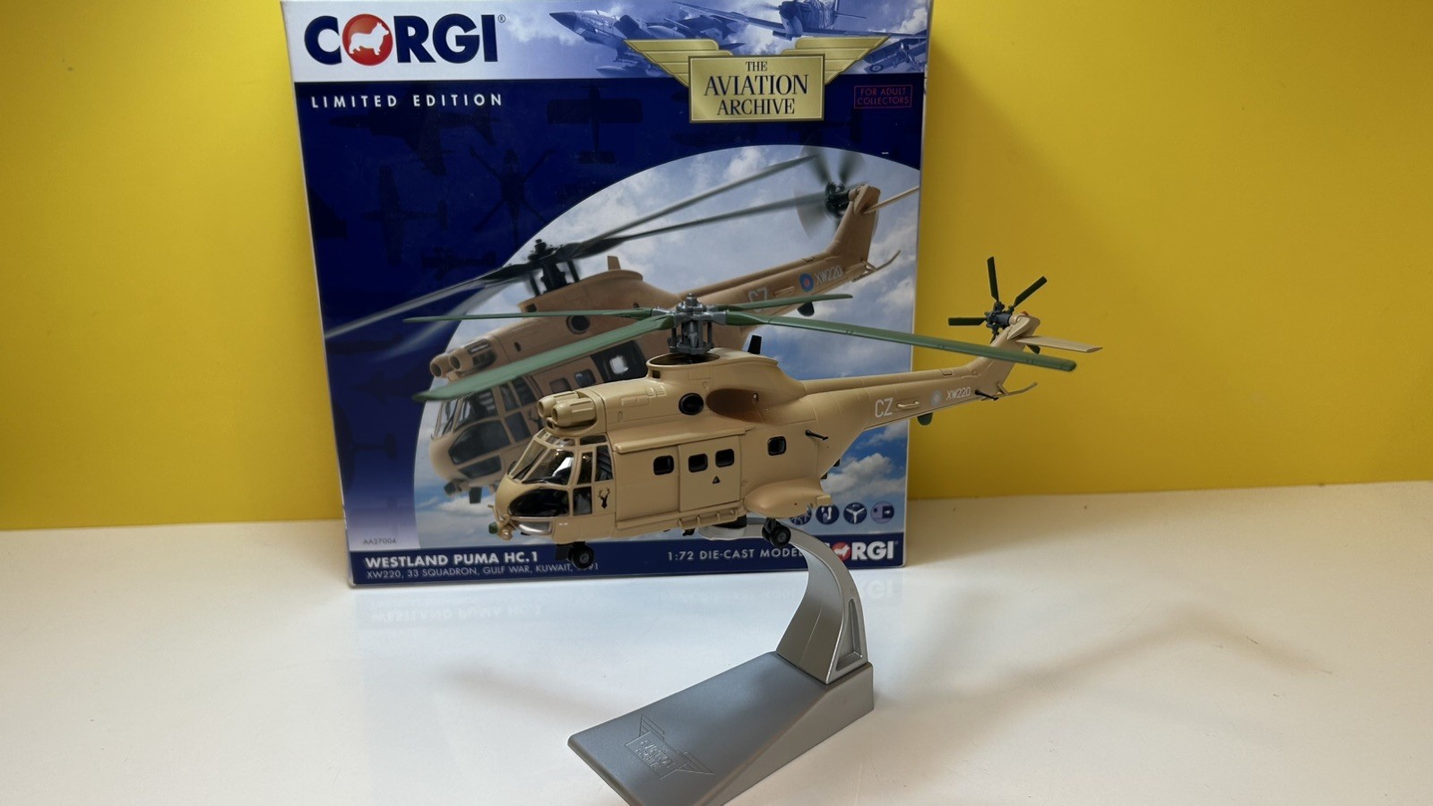 CORGI AA27004 WESTLAND PUMA HC.1 XW220 33 SQD GULF WAR KUWAIT 1991