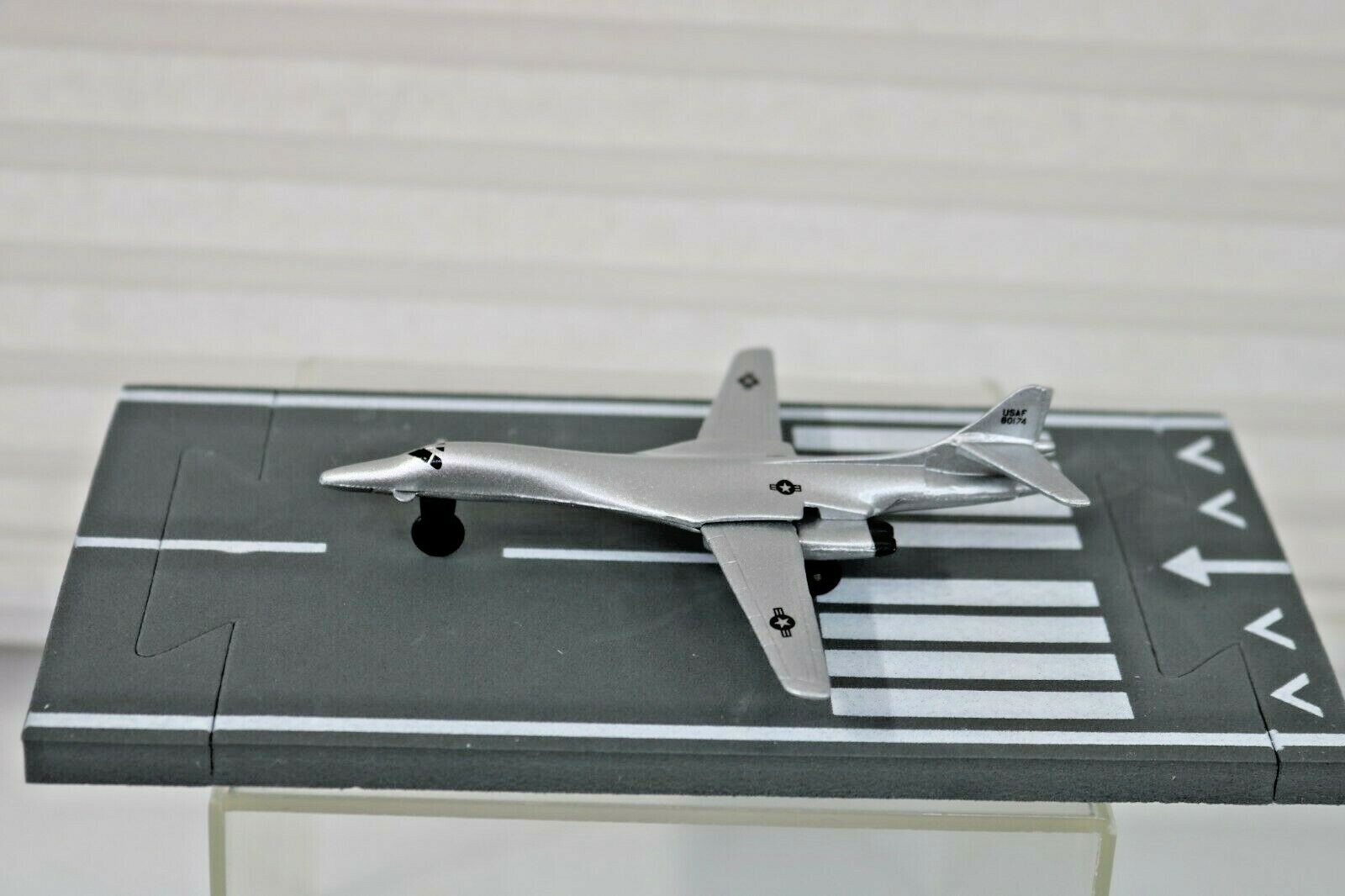 B-1 Silver Lancer (USAF) 4 1/2″ X 4″ w/Runway 24 piece 7 1/4″ Daron RW 025