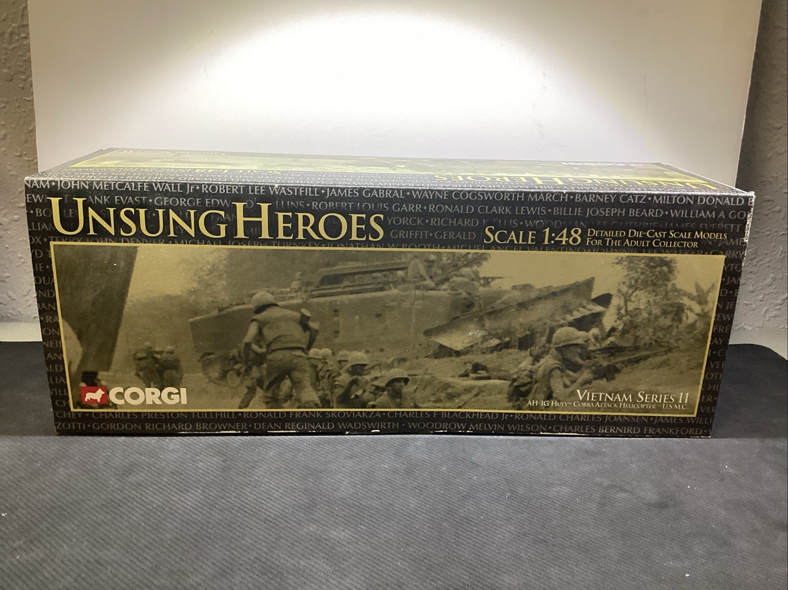 Corgi Unsung Heroes AH-1G HUEY COBRA ATTACK HELICOPTER USMC 1/48 scale jm713261