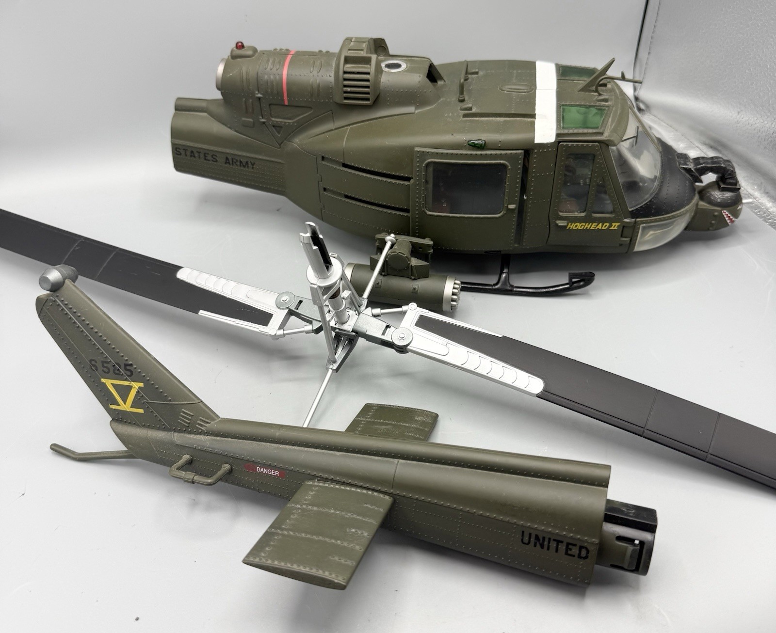 21st Century 1:18 UH-1C Huey Helicopter Hoghead II Vietnam MISSING REAR ROTOR
