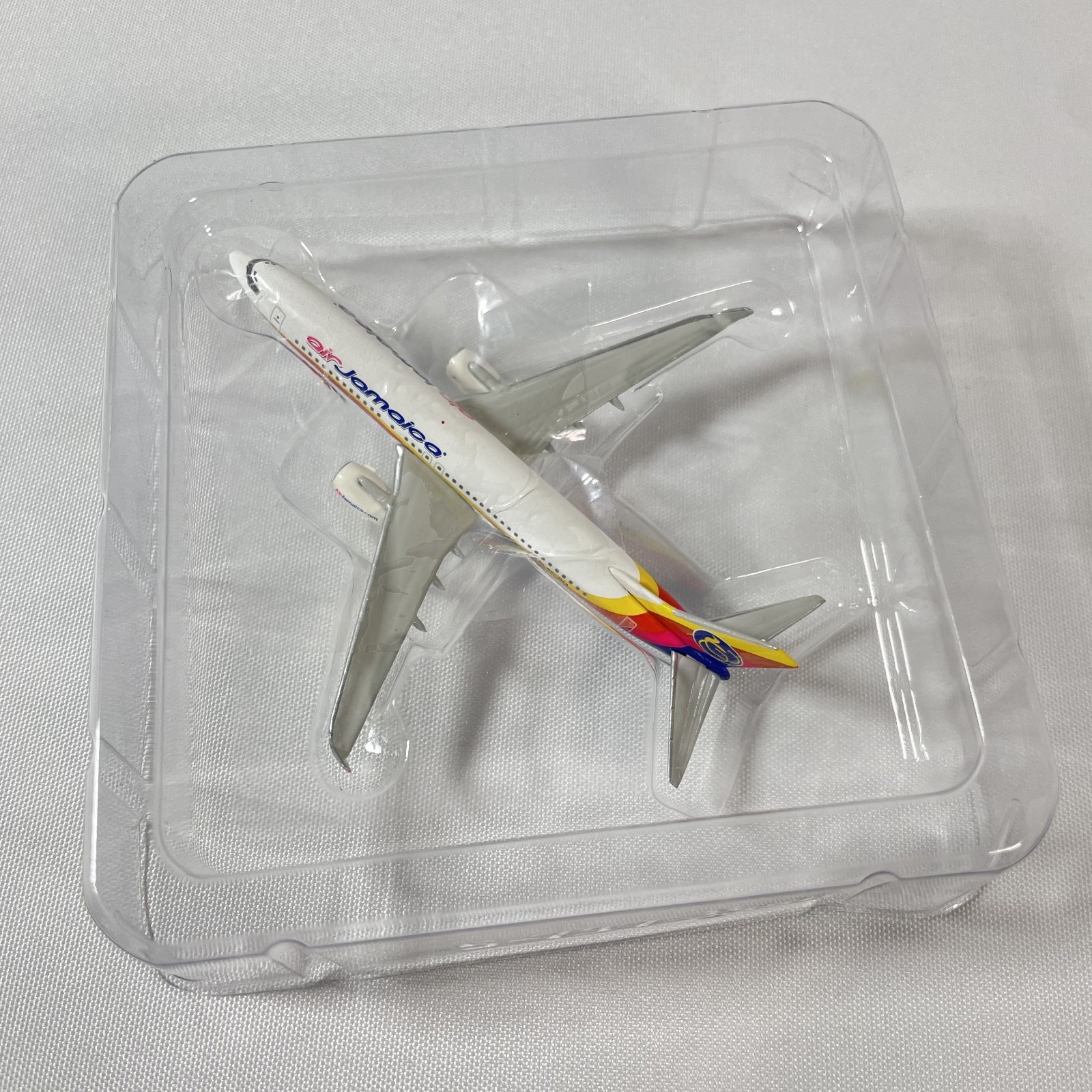 Herpa 1:500 Air Jamaica Caribbean Airlines Boeing 737-800 9Y-JMA 520706 Model