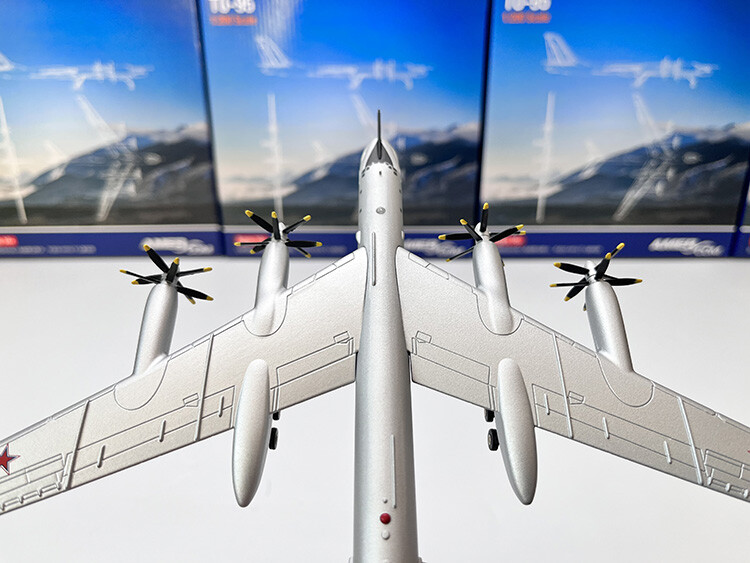 1/200 Russian Soviet TU95 Bear Bomber Finished product model
