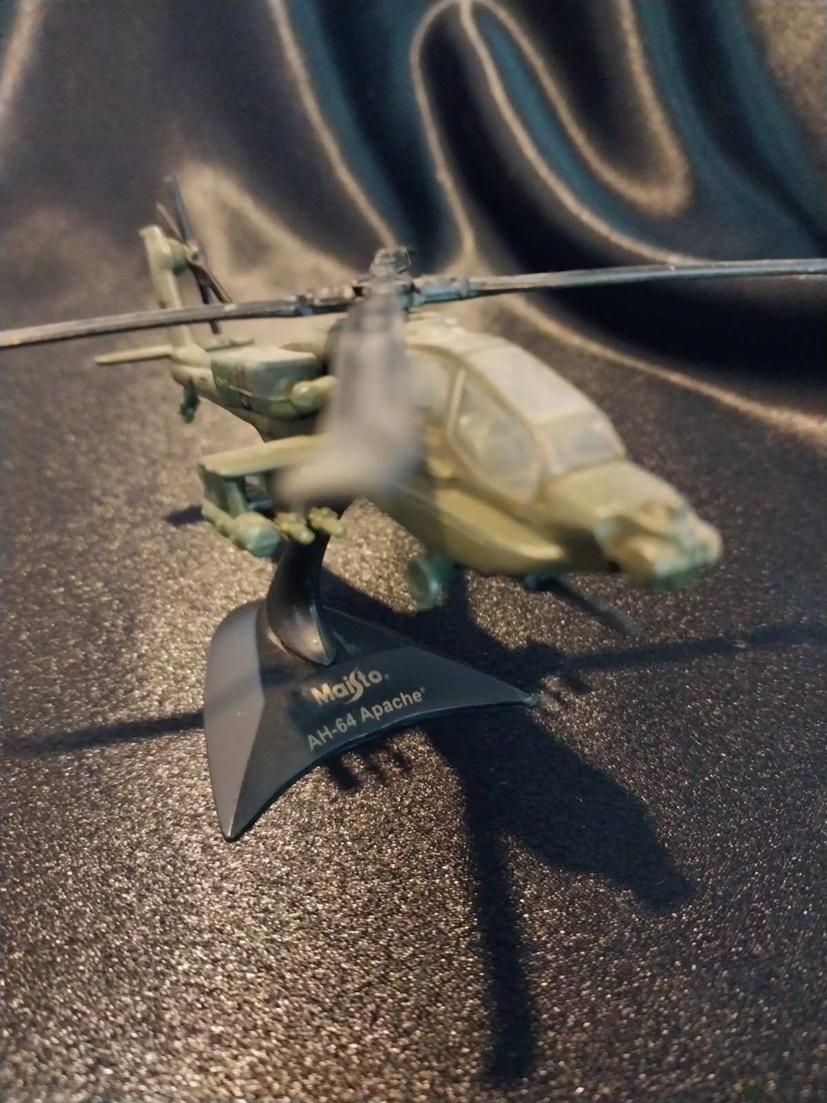 Boeing AH-64A Apache US Army Helicopter Die-Cast Replica with Stand by Maisto