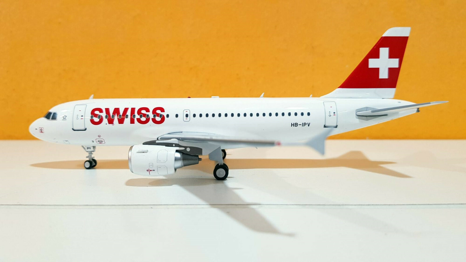 A319-112 SWISS INTERNATIONAL REG: HB-IPV W/STAND – JFOX JFA319012 1/200 – SALE