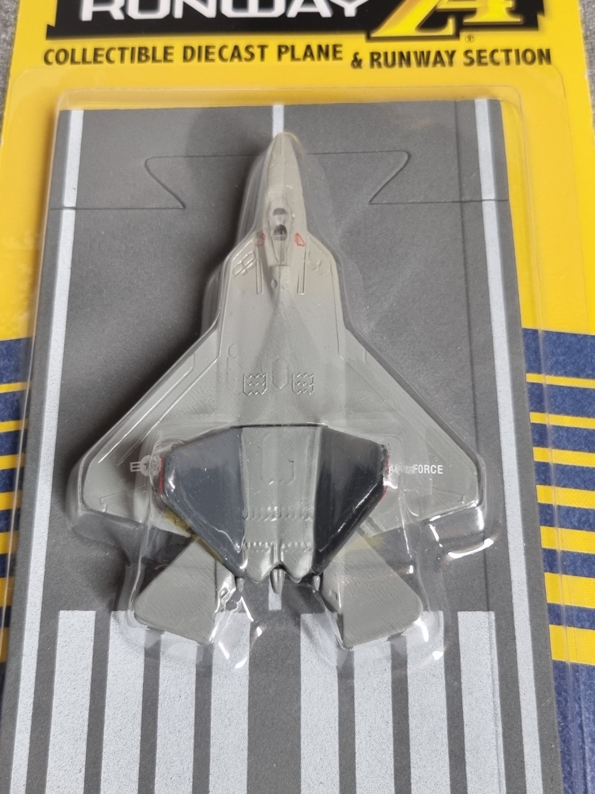 Daron Runway 24 Diecast F-22 Raptor (USAF) & Runway Section Sealed