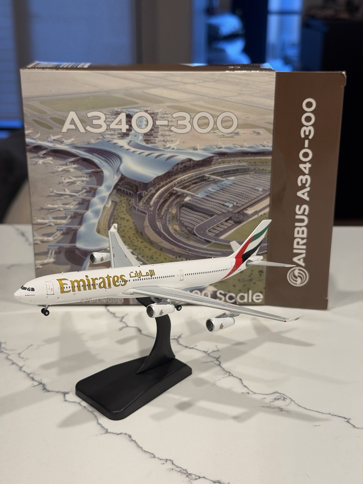 Aviation400 1:400 Emirates A340-313X A6-ERS with stand