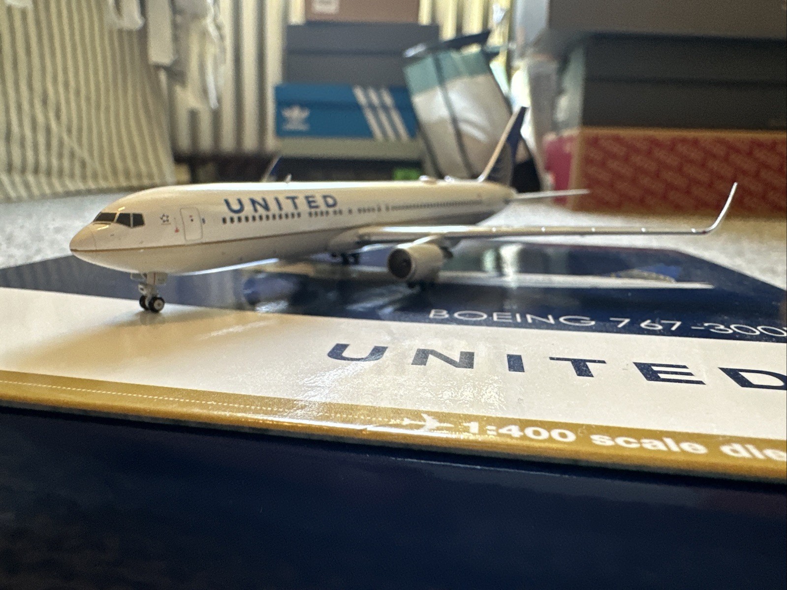 Gemini Jets 767-400 United Airlines N69059 in 1:400