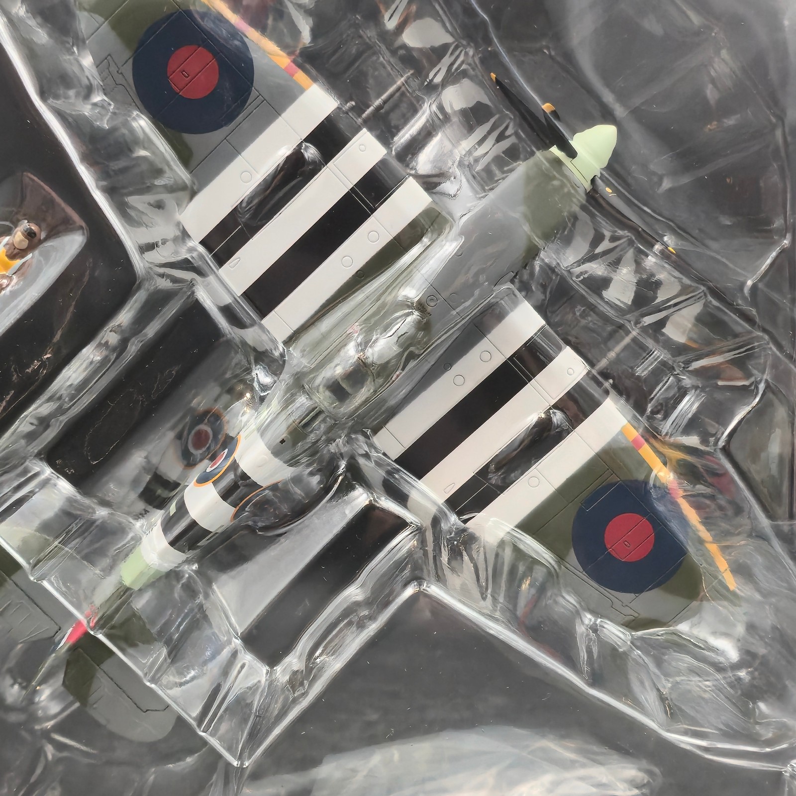 Hobby Master 1:48 Spitfire MK.lX MK392/JEJ Johnnie Johnson June 1944 HA8301 NIB