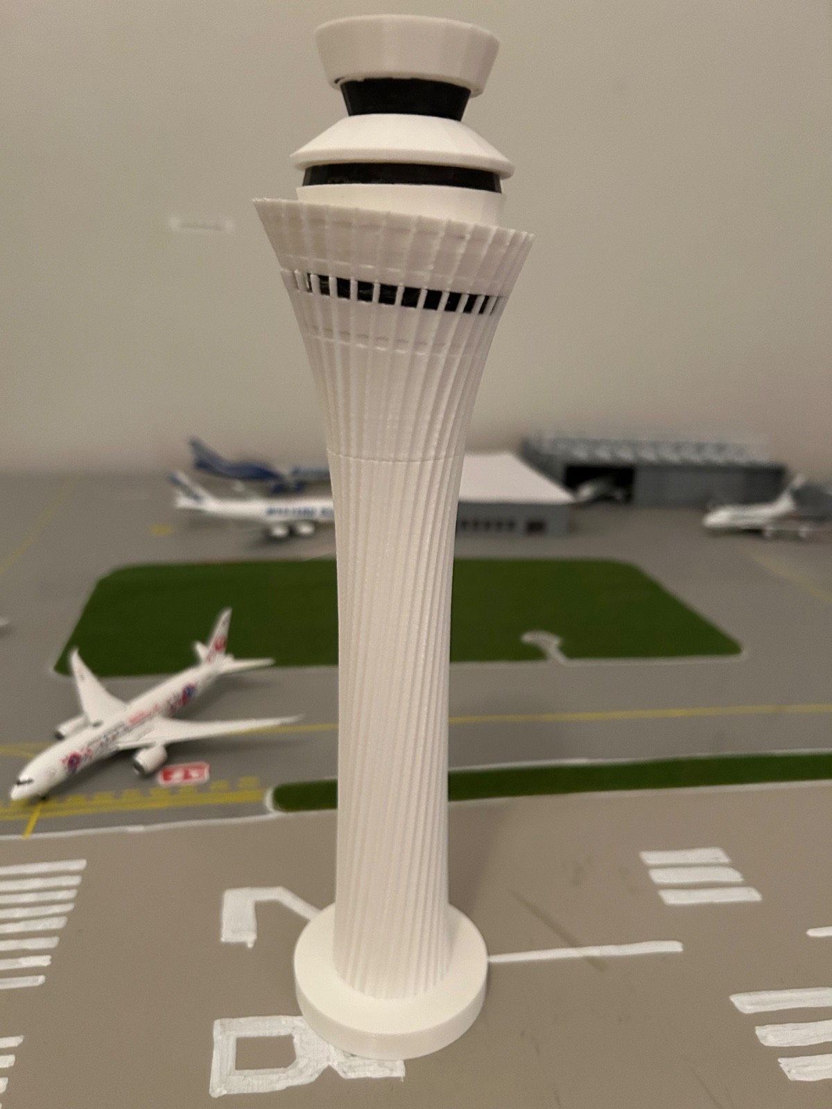 1:400 scale model airport ATC tower – white or gray