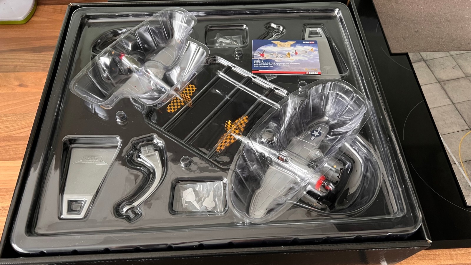 CORGI US39914 – P47D THUNDERBOLT – P51B MUSTANG SET, TEAR IN SIDE OF BOX