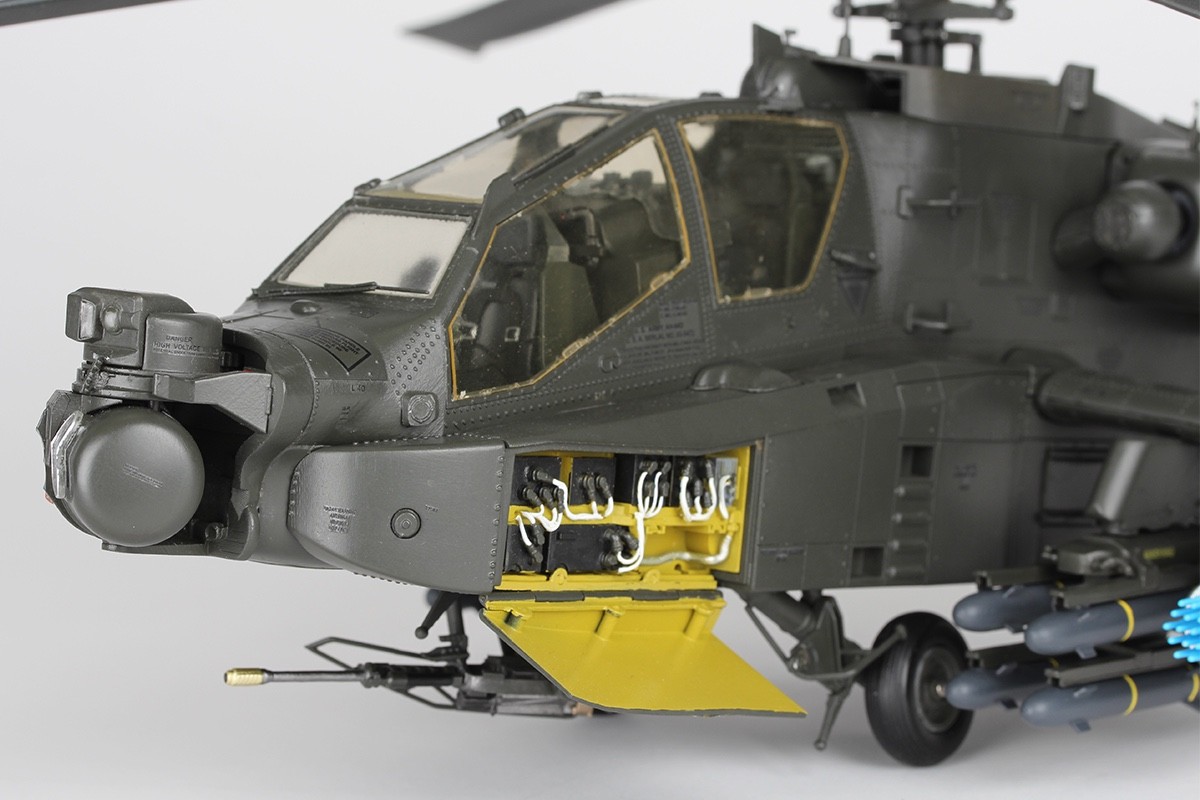 Agora Models 1:24 AH-64D Apache Longbow Helicopter. Full boxed kit.