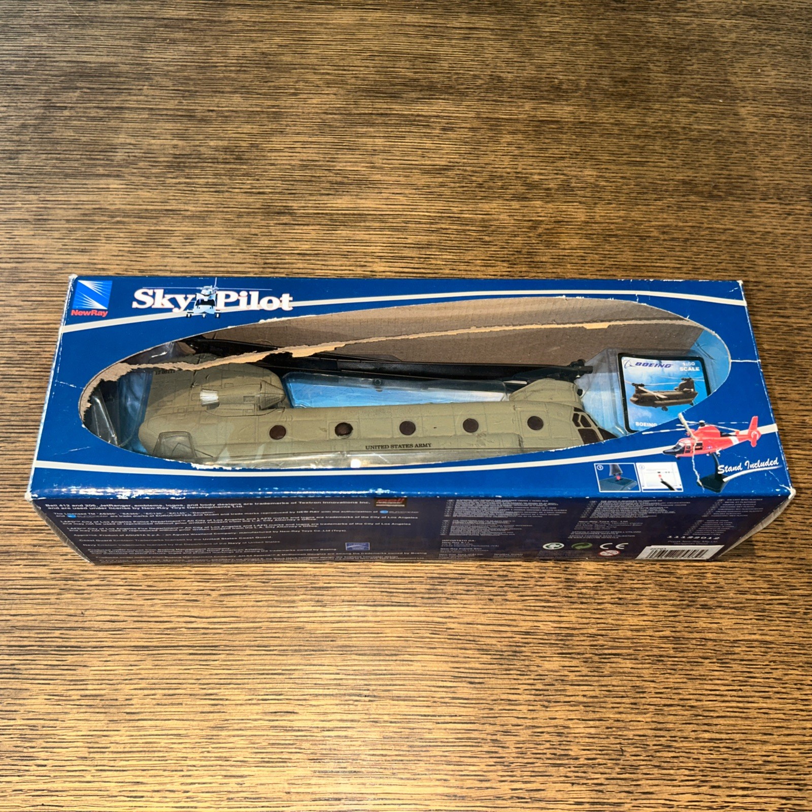 New Ray 25793 Sky Pilot Boeing CH-47 Chinook U.S Army Helicopter 1:60 Green