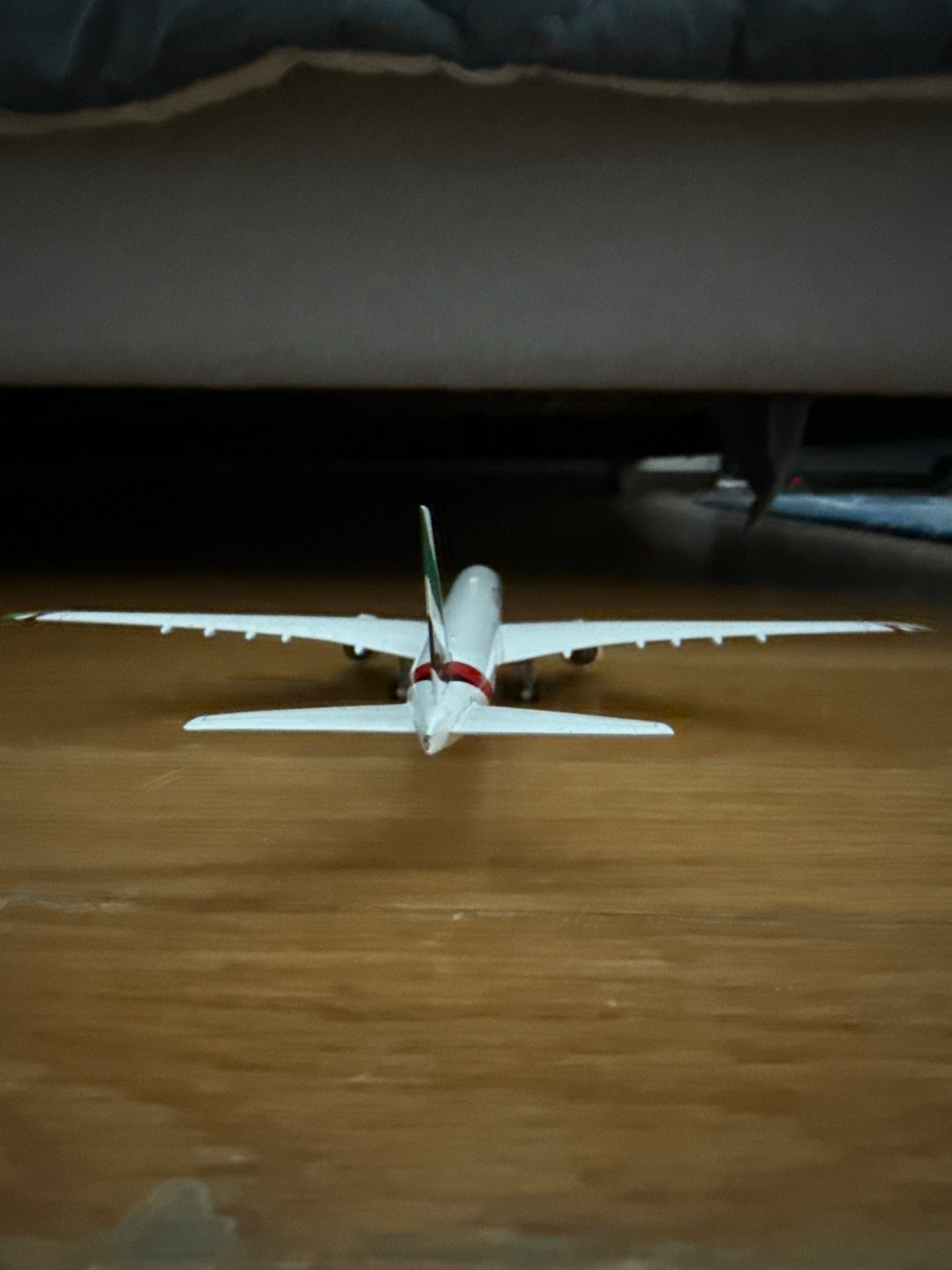 1:64 Scale Gemini Jets Emirates Boeing 777-200LR