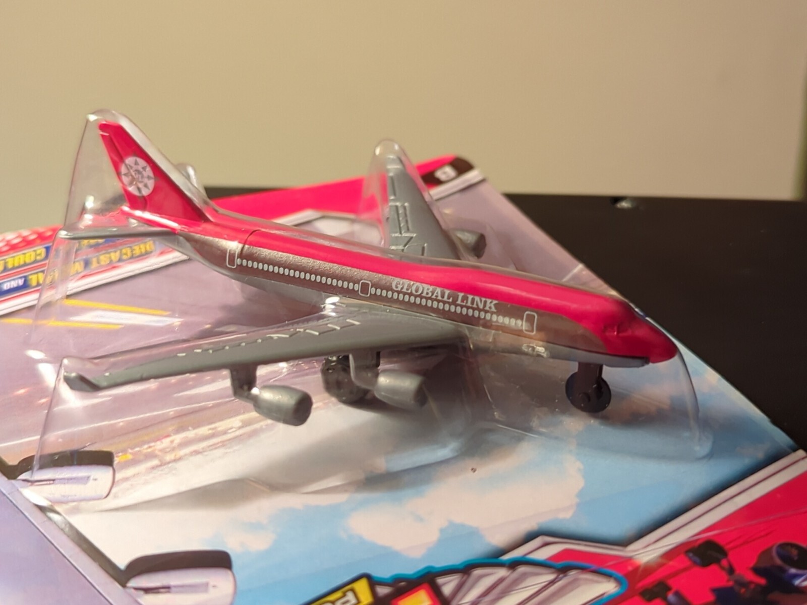 STUNNING GLOBE LINK 4″ LONG AIRPLANE BY AIR POWER NEW ON CARD W/ LANDING GEAR