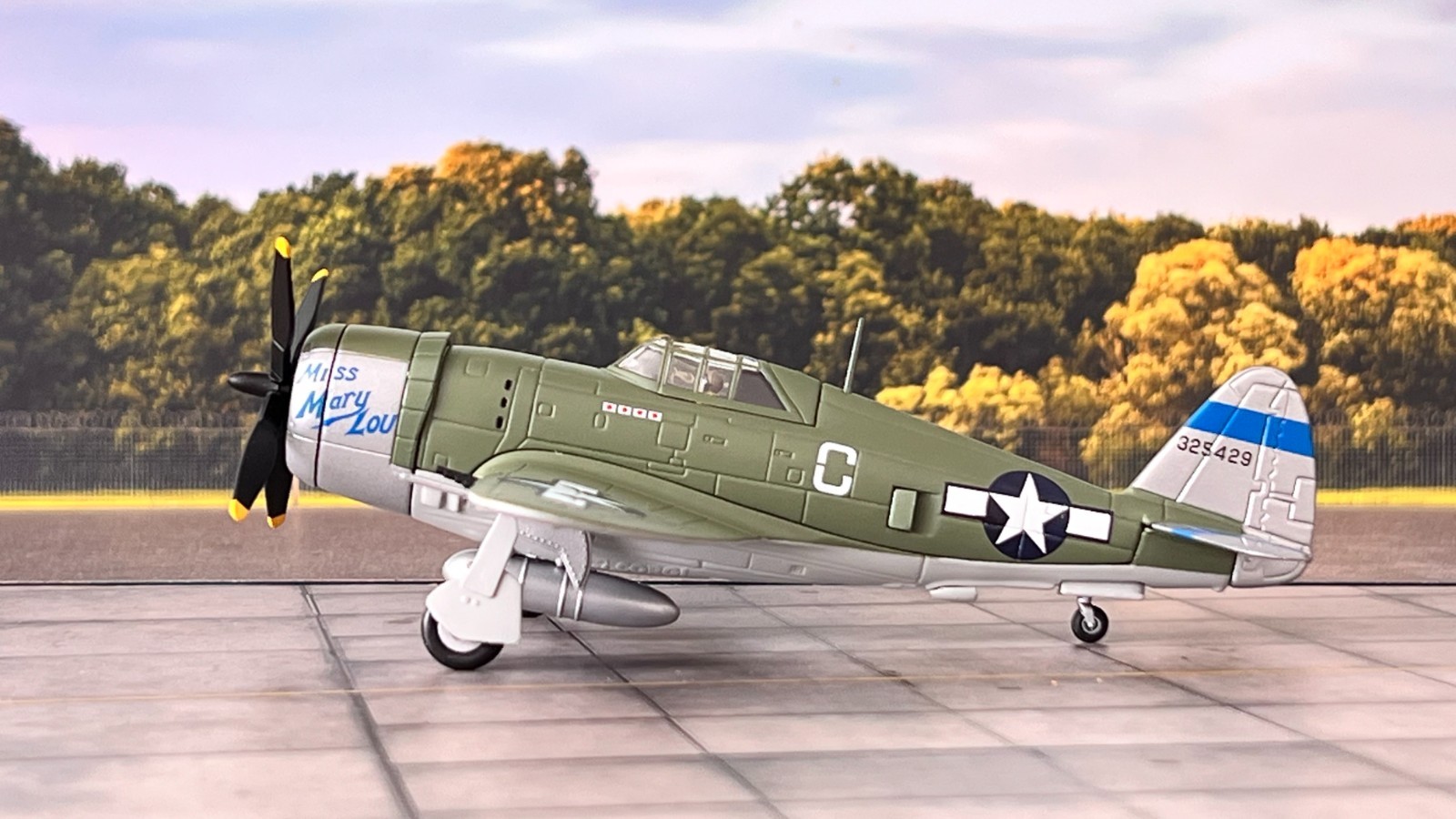 CORGI AA33803 – P-47D THUNDERBOLT, ‘MISS MARY LOU’ USAAF 19TH FS, 218TH FG