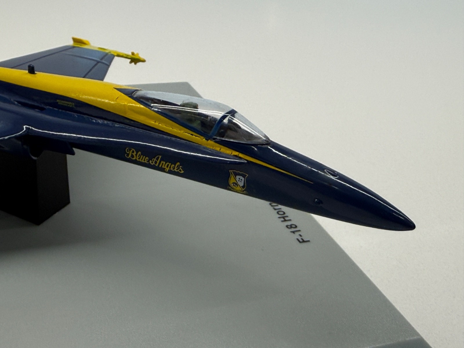 Armour Collection 1:100 F-18 Hornet US Navy “Blue Angels” – ART 5020