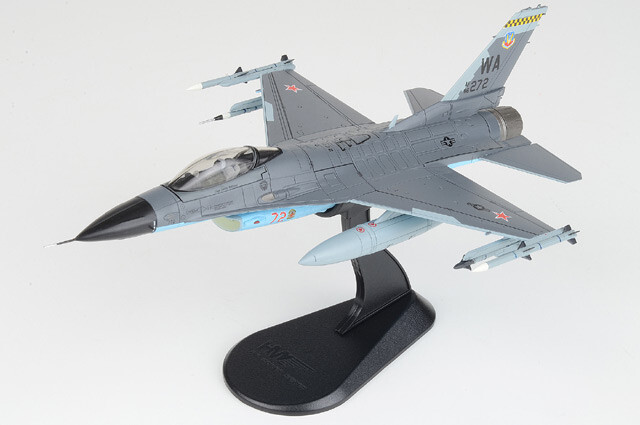 HA38008 Hobby Master F-16C Fighting Falcon 1/72 Model Red 72 / Shark USAF 57th