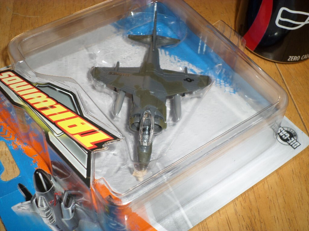 AV-8B HARRIER II, JET FIGHTER, [MAISTO-TAILWINDS] DIE CAST METAL TOY PLANE, VINT