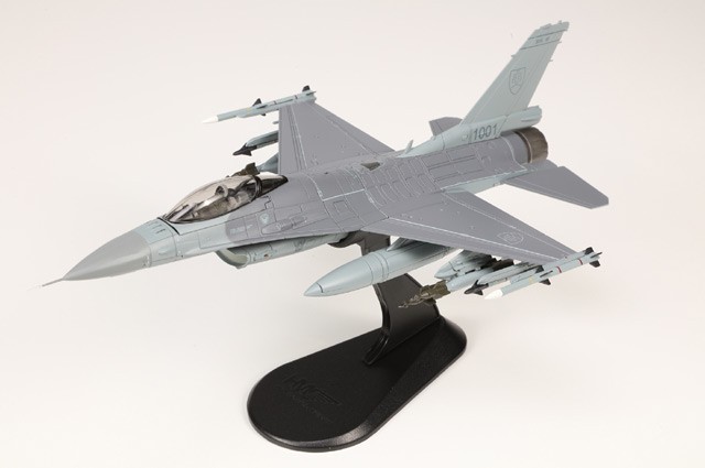 Hobby Master 1/72 F-16V Fighting Falcon Airplane #1001 Slovak Air Force