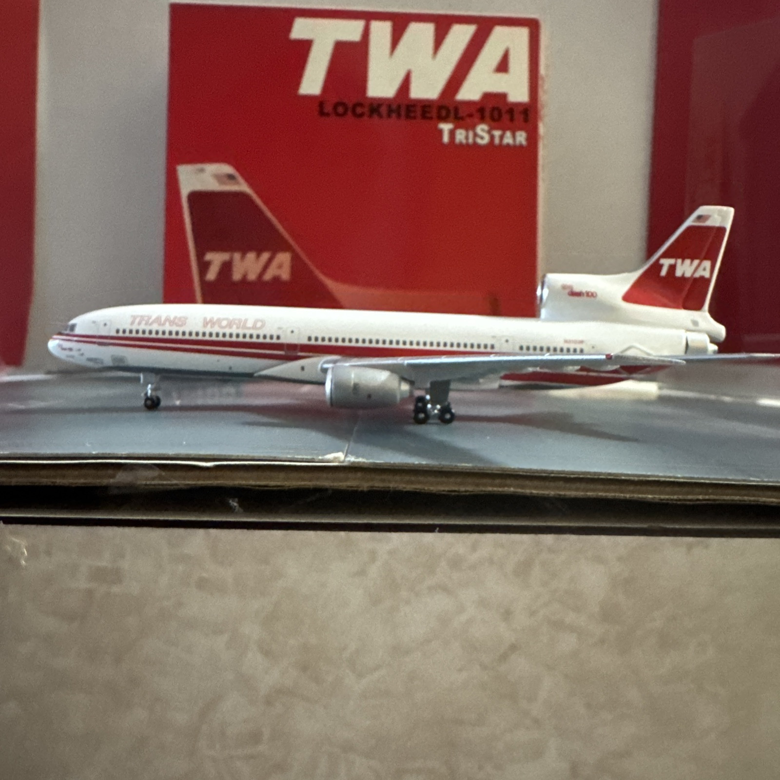 Blue Box 400 scale die cast model TWA L1011-385-1-15 commercial airliner N31030